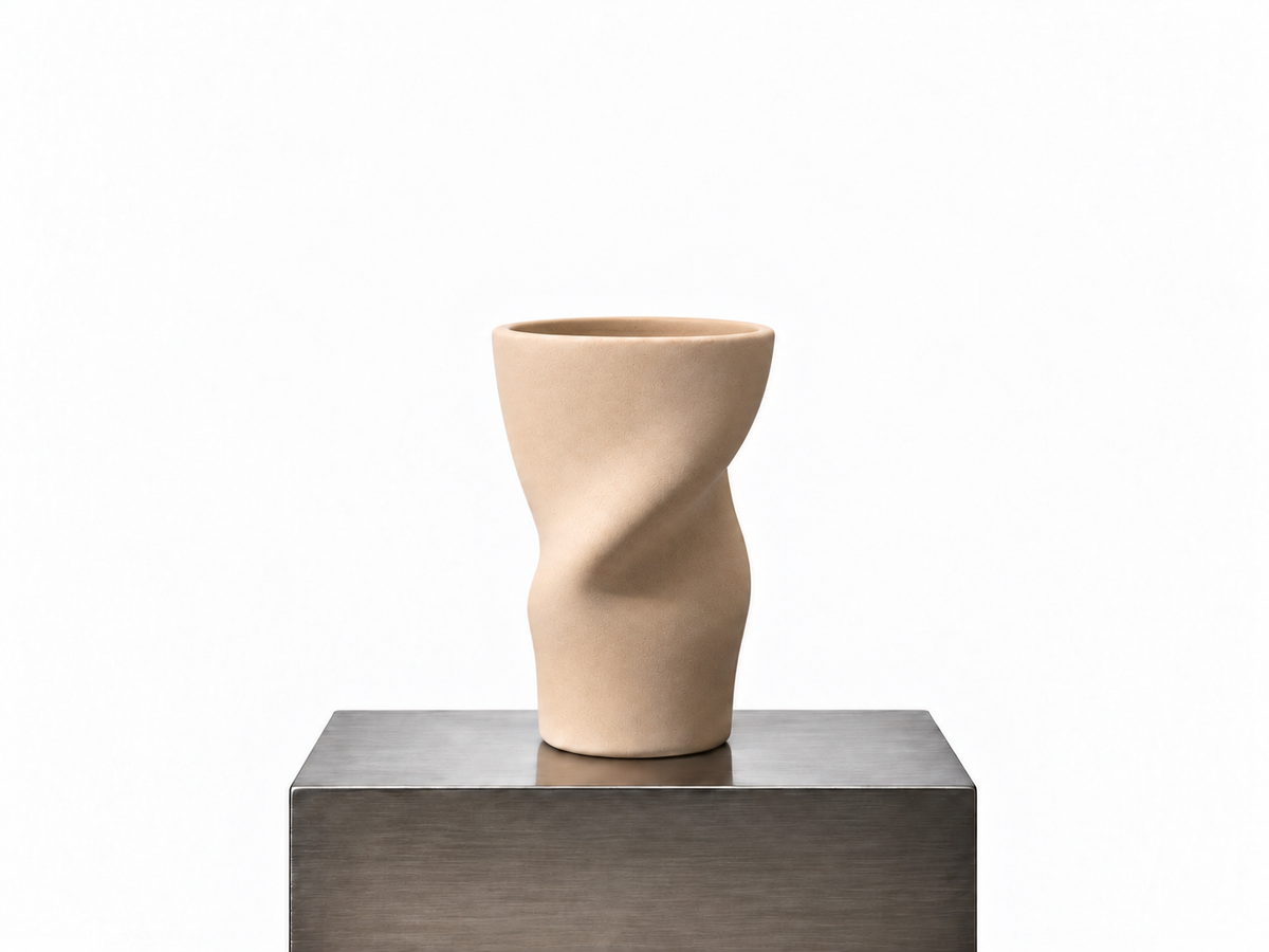 SŌL Vase auf einem Metallpodest