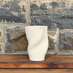 SŌL Vase auf einer Holzbank vor einer Natursteinwand