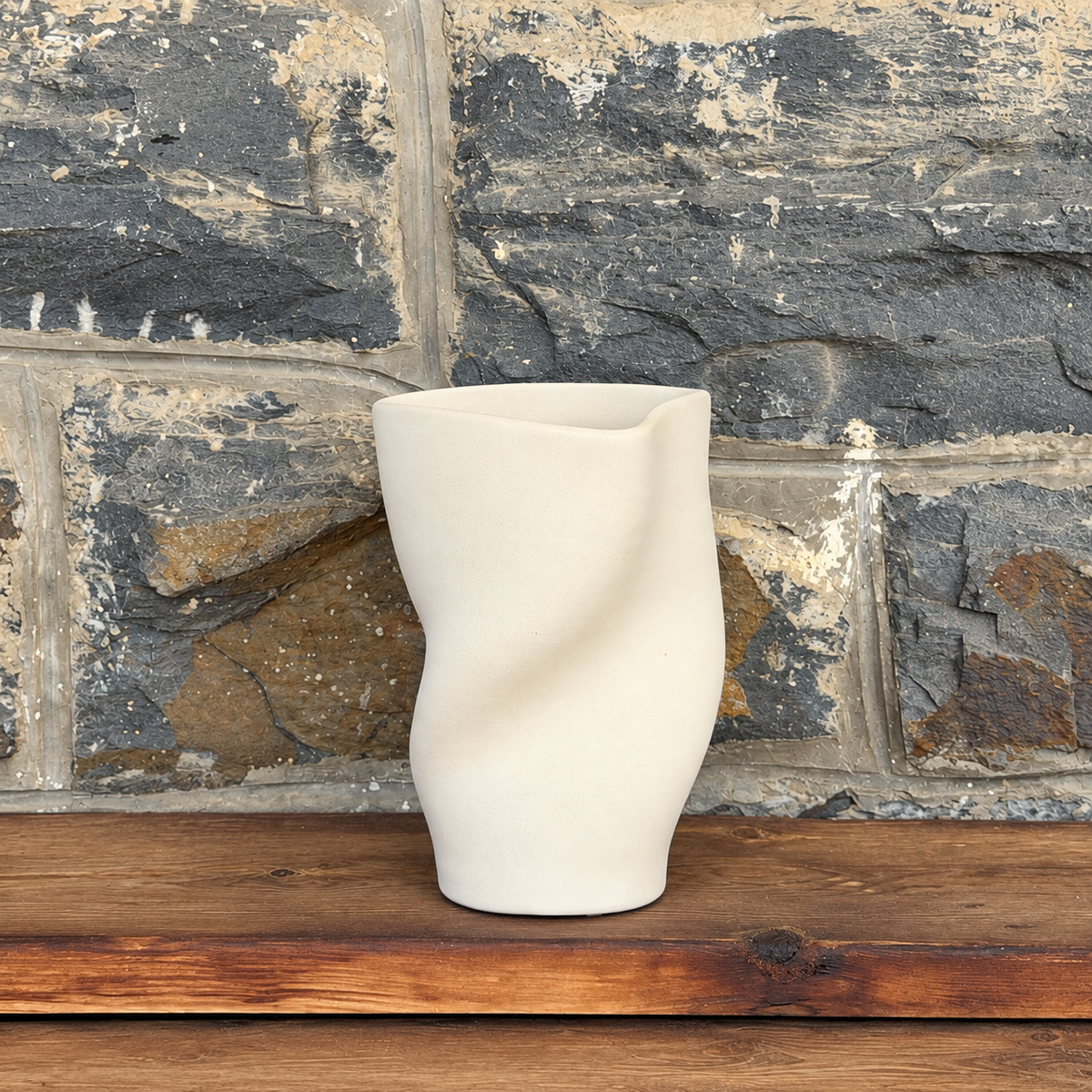 SŌL Vase auf einer Holzbank vor einer Natursteinwand